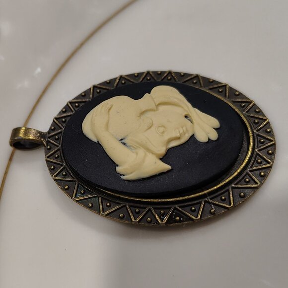AQUARIUS POURING WATER CAMEO PENDANT Vtg GOLD TONE Cream Black Molded Lucite - Picture 5 of 6